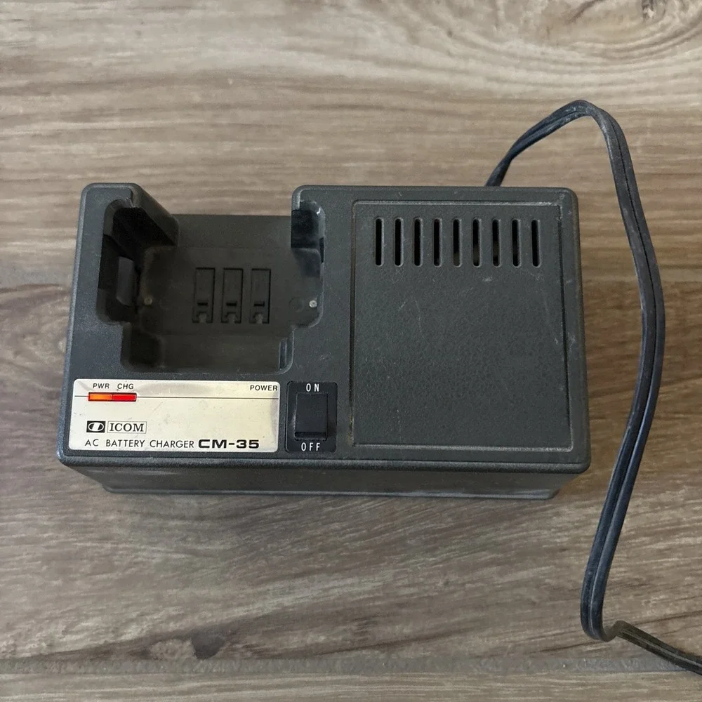 Icom AC Battery Charger BC-35 Lights Come On